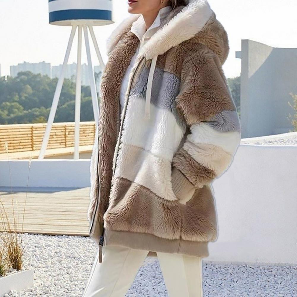 Jaqueta Feminina de Inverno Peluciada com Capuz Ferrazi