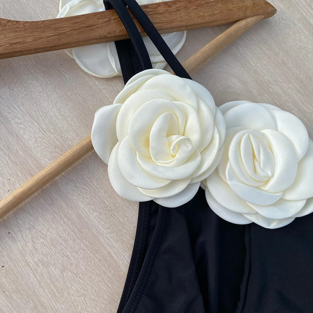 Maiô Feminino Vintage com Rosa em 3D Ferrazi