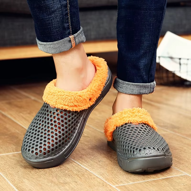 Pantufa Unissex Peluciada Vazada com Solado Antiderrapante Ferrazi