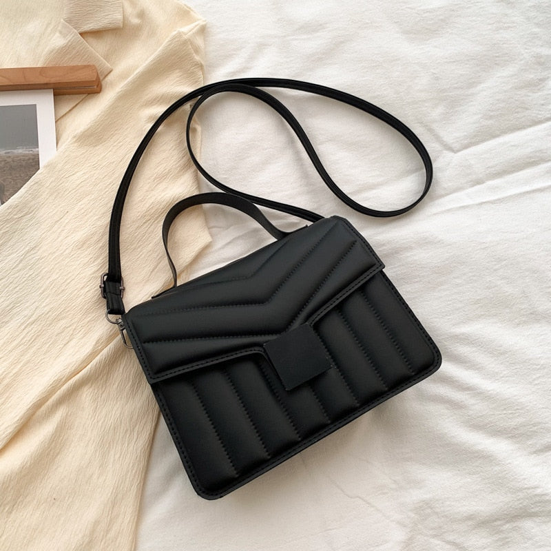 Bolsa Crossbody Acabamento Brilhante Prisma Horizonte, Elegância Versátil Para o Seu Dia a Dia