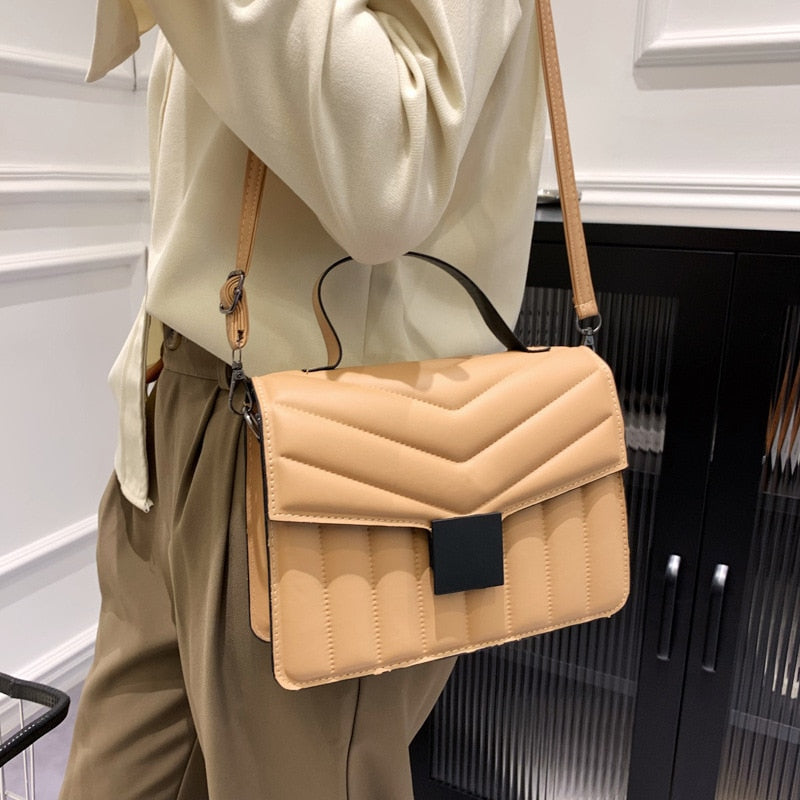 Bolsa Crossbody Acabamento Brilhante Prisma Horizonte, Elegância Versátil Para o Seu Dia a Dia